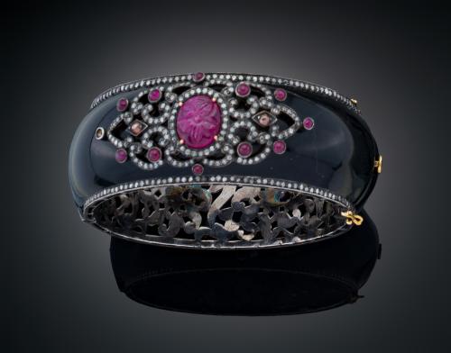 1057   -  <p><span class="object_title">BRAZALETE CON DIAMANTES Y RUBÍES EN ORO DE 18 K, PLATA Y RESINA </span></p>