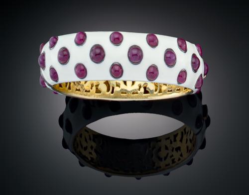 BRAZALETE CON ESMALTE, RUBÍES EN ORO AMARILLO DE 18 K Y PLA