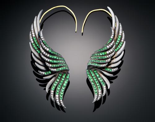 1074   -  <p><span class="object_title">PENDIENTES FORMADO POR ALAS CON GRANATE TSAVORITA Y DIAMANTES EN ORO DE 18 K Y PLATA</span></p>