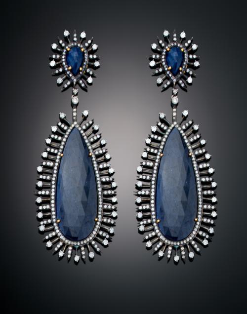 PENDIENTES EN FORMA DE LAGRIMA CON ZAFIROS Y DIAMANTES EN O