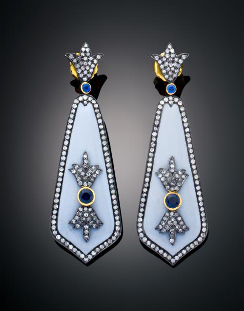 PENDIENTES LARGOS CON ZAFIROS Y DIAMANTES, EN AMARILLO DE 1