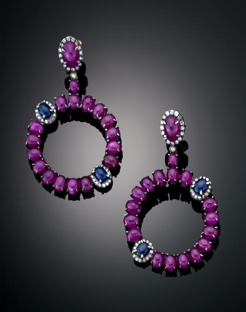 PENDIENTES REDONDOS CON RUBÍES, ZAFIROS Y DIAMANTES EN PLATA