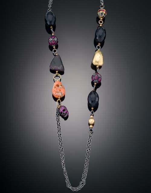 COLLAR CON DIAMANTES, RUBIES, ONIX, TURMALINA Y CORAL EN OR