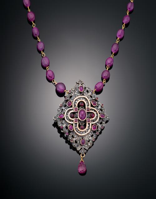 COLLAR CRUZ GEOMÉTRICO, CON DIAMANTES Y RUBÍES EN ORO AMARI