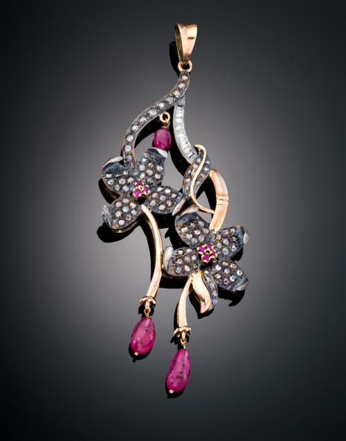 COLGANTE FLORAL CON RUBÍES Y DIAMANTES EN ORO AMARILLO DE 1