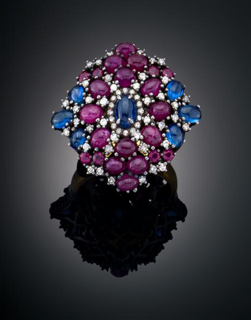 SORTIJA ROSETÓN CON ZAFIROS, RUBÍES Y DIAMANTES EN ORO AMAR