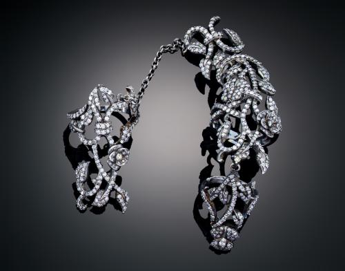 1077   -  <p><span class="object_title">SORTIJA DOBLE, DISEÑO VEGETAL CON DIAMANTES EN PLATA</span></p>