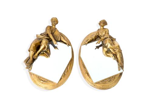 Pareja de espejos ovalados en madera pintada en dorado con 