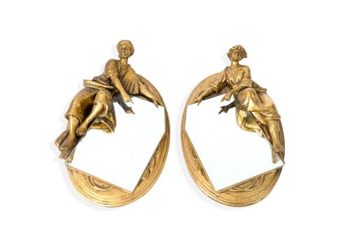 Pareja de espejos ovalados en madera pintada en dorado con 