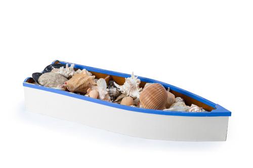 Decorativo lote de conchas en barca de madera pintada. 