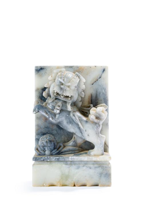 Apoyalibros en mármol veteado con león de Foo tallado en el