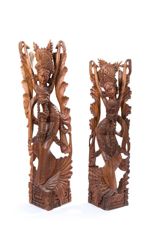 Pareja de deidades indonesas en actitud danzante en madera 
