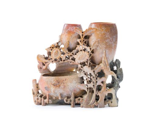 Grupo de pequeños floreros chinos en piedra de jabón tallad