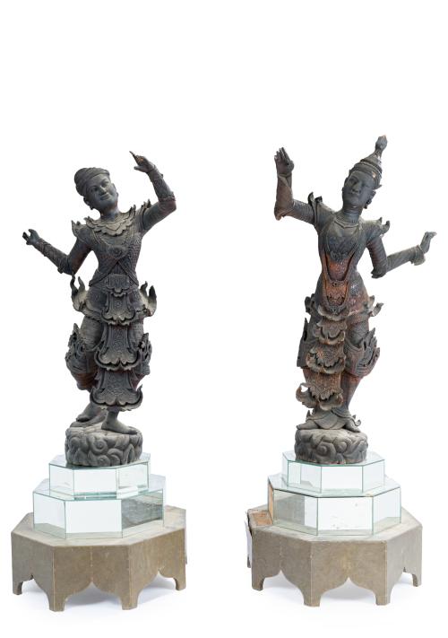 Pareja de figuras tailandesas en madera tallada. Sobre pe