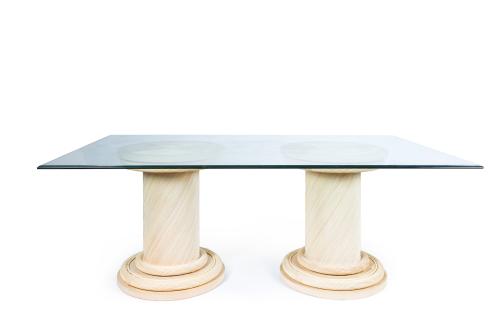 Juego de comedor en mimbre pintado en blanco formado por me