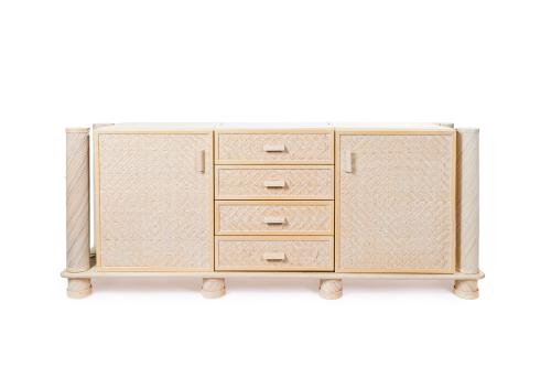 Aparador en mimbre pintado en blanco. Cuatro registros de c