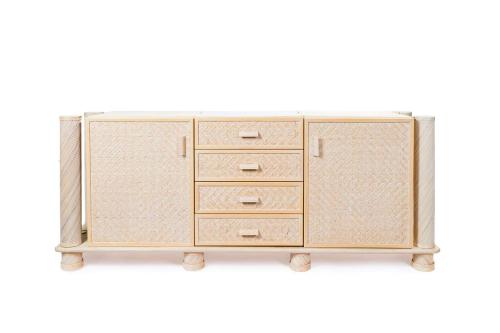 279   -  <p><span class="object_title">Aparador en mimbre pintado en blanco. Cuatro registros de cajones y dos puertas laterales. </span><br></p>