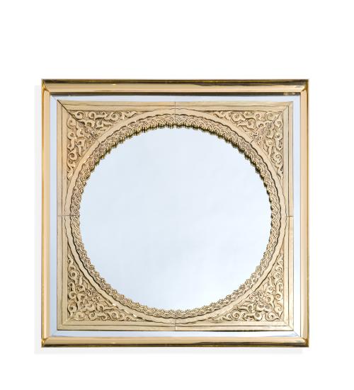 Espejo de estilo andalusí en dorado con perdiles de espejo. 