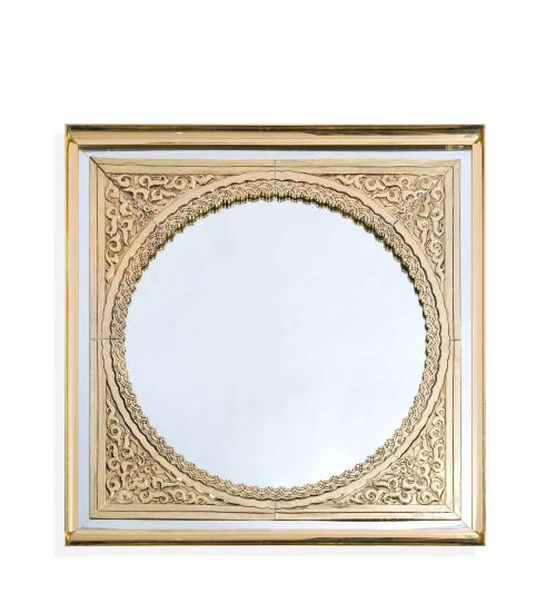 281   -  <p><span class="object_title">Espejo de estilo andalusí en dorado con perdiles de espejo. </span><br></p>