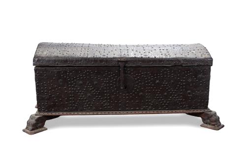 Baúl antiguo encorado y tachuelado. Herrajes en hierro forj