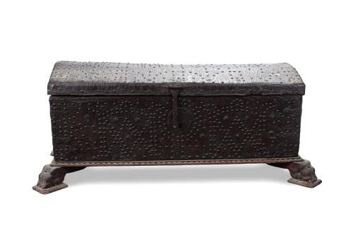 Baúl antiguo encorado y tachuelado. Herrajes en hierro forj