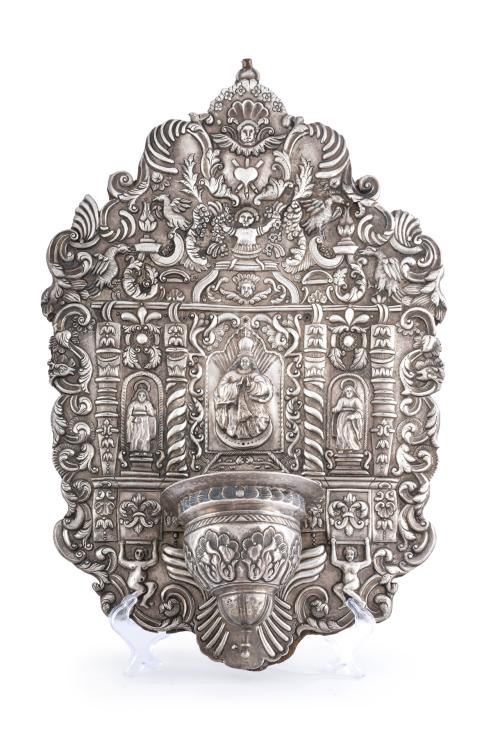 Pila benditera colonial en metal plateado cuajada de decora