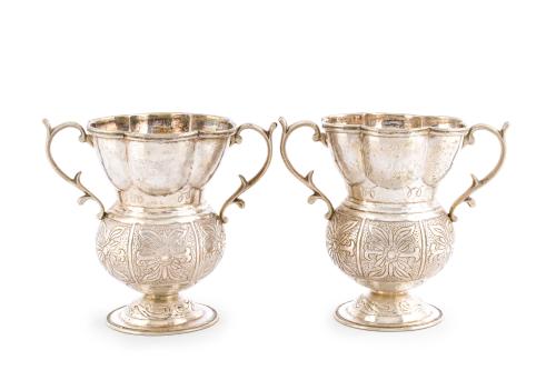 Pareja de jarros antiguos en plata peruana con decoración r