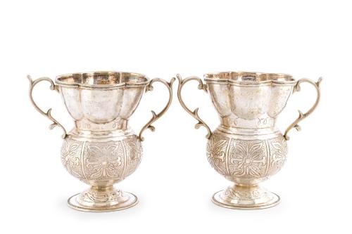 Pareja de jarros antiguos en plata peruana con decoración r