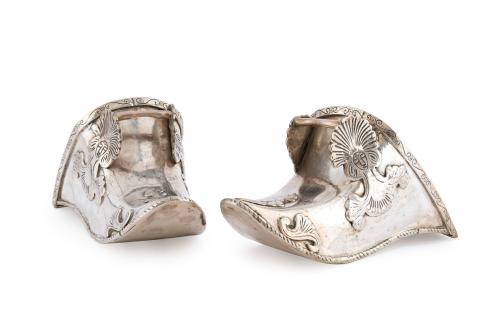 Pareja de espuelas con fuerte baño de plata con decoración 