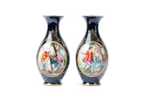 Pareja de jarrones tipo Sévres en porcelana azul cobalto co