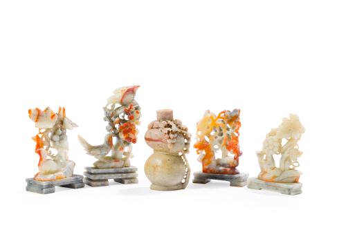 Lote de cinco piezas en piedra jabón tallado con motivos ve