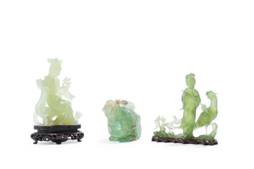 Lote de tres piezas en jade tallado. Dos de ellas con pea