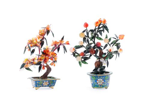 207   -  <p><span class="object_title">Lote de dos pequeños floreros en piedras duras con maceteros en esmalte cloissoné. </span><br></p>