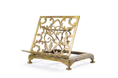 Atril antiguo en bronce dorado y calado. Decoración vegetal