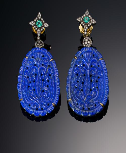 554   -  <p><span class="object_title">Pendientes largos tallados en lapislázuli con diseño floral </span></p>