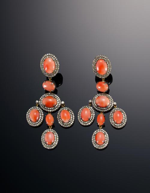 553   -  <p><span class="object_title">Pendientes en cascada de coral  y diamantes.</span></p>
