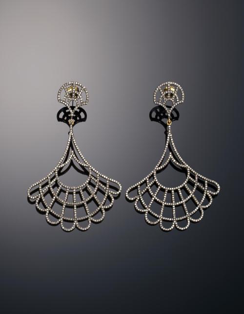 552   -  <p><span class="object_title">Pendientes con forma de abanico con diamantes</span></p>