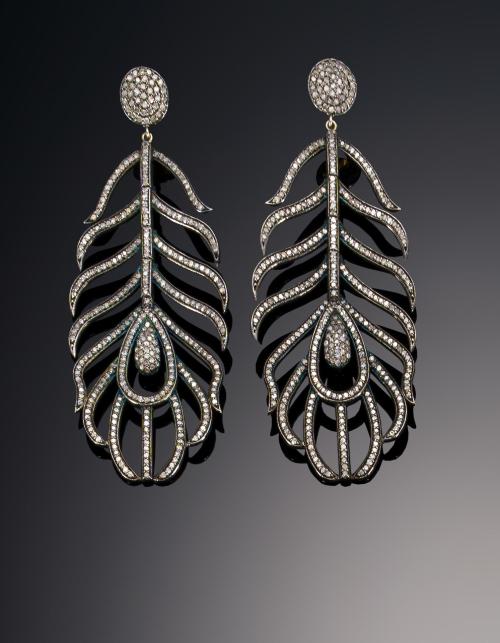 549   -  <p><span class="object_title">Pendientes con forma de pluma con diamantes </span></p>