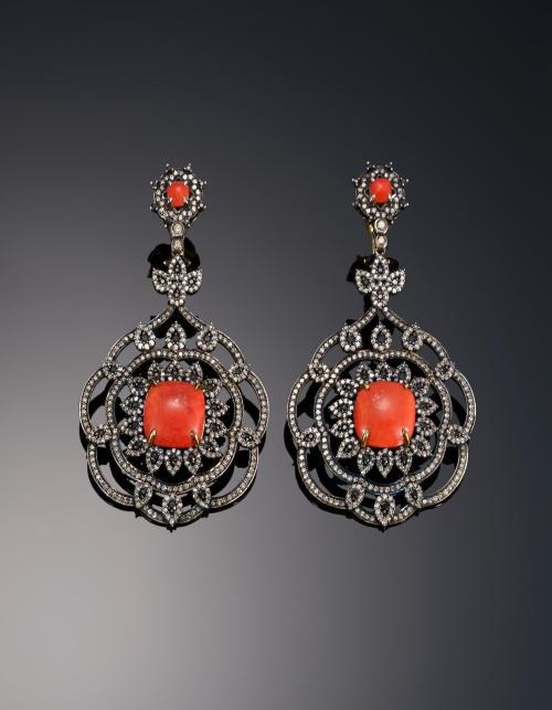 550   -  <p><span class="object_title">Pendientes ornamentales con diamanates , zafiros y coral </span></p>