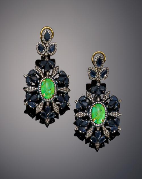 556   -  <p><span class="object_title">Pendientes estilo floral y geométrico con turquesas , zafiros y diamanates </span></p>