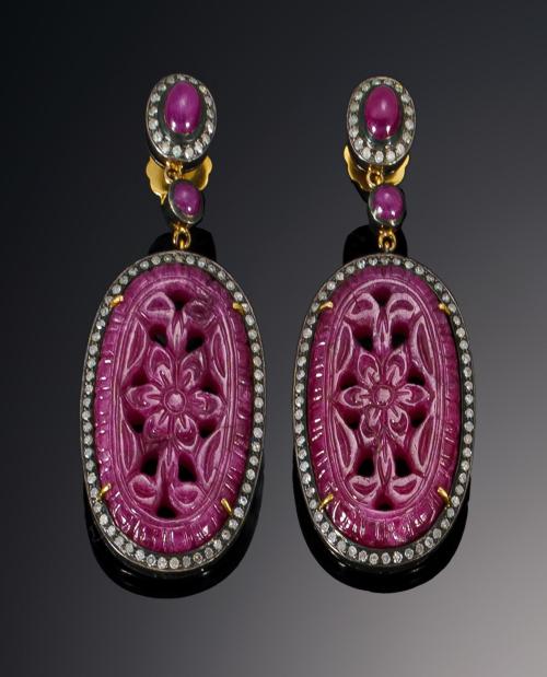 580   -  <p><span class="object_title">Pendientes tallados con rubìes y diamantes</span></p>