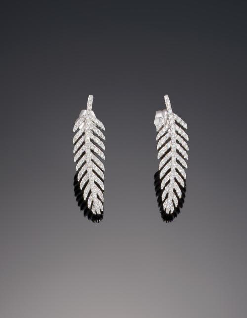 527   -  <p><span class="object_title">Pendientes con forma de pluma con diamantes </span></p>