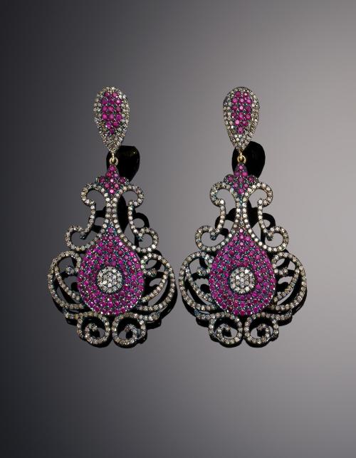 551   -  <p><span class="object_title">Pendientes de estilo rococó con diamantes y rubíes</span></p>