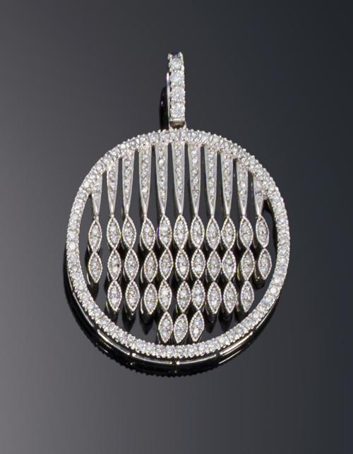 529   -  <p><span class="object_title">Colgante con forma circular con diamantes</span></p>