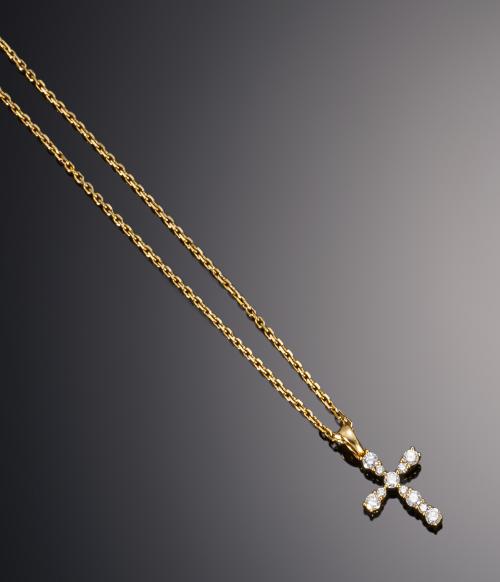 558   -  <p><span class="object_title">Colgante en forma de cruz con diamantes</span></p>