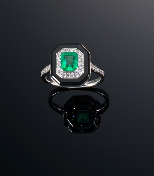 561   -  <p><span class="object_title">Sortija con esmeralda , onix y diamantes</span></p>