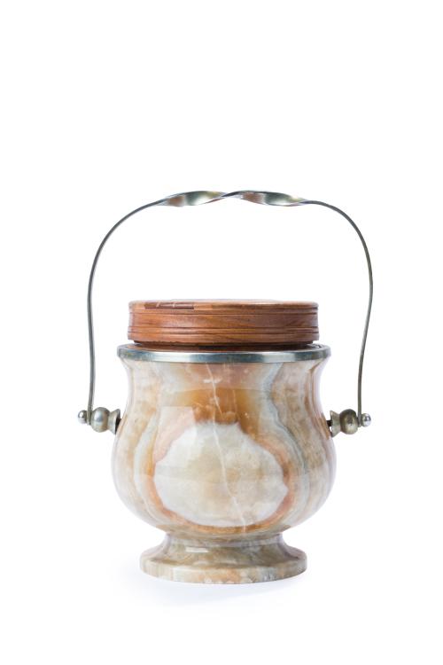 Original recipiente en forma de copa con tapa en madera y á