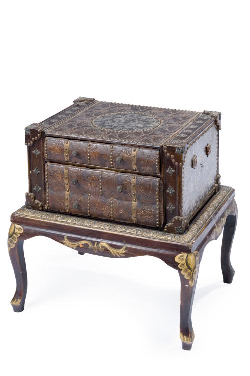 Curioso baúl archivador con parte superior en cuero encorad