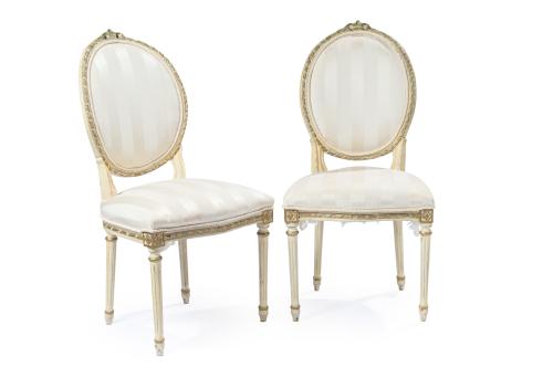 Pareja de sillas estilo Luis XVI en madera tallada y pintad