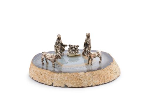 Pequeño nacimiento en plata sobre base en ágata. 